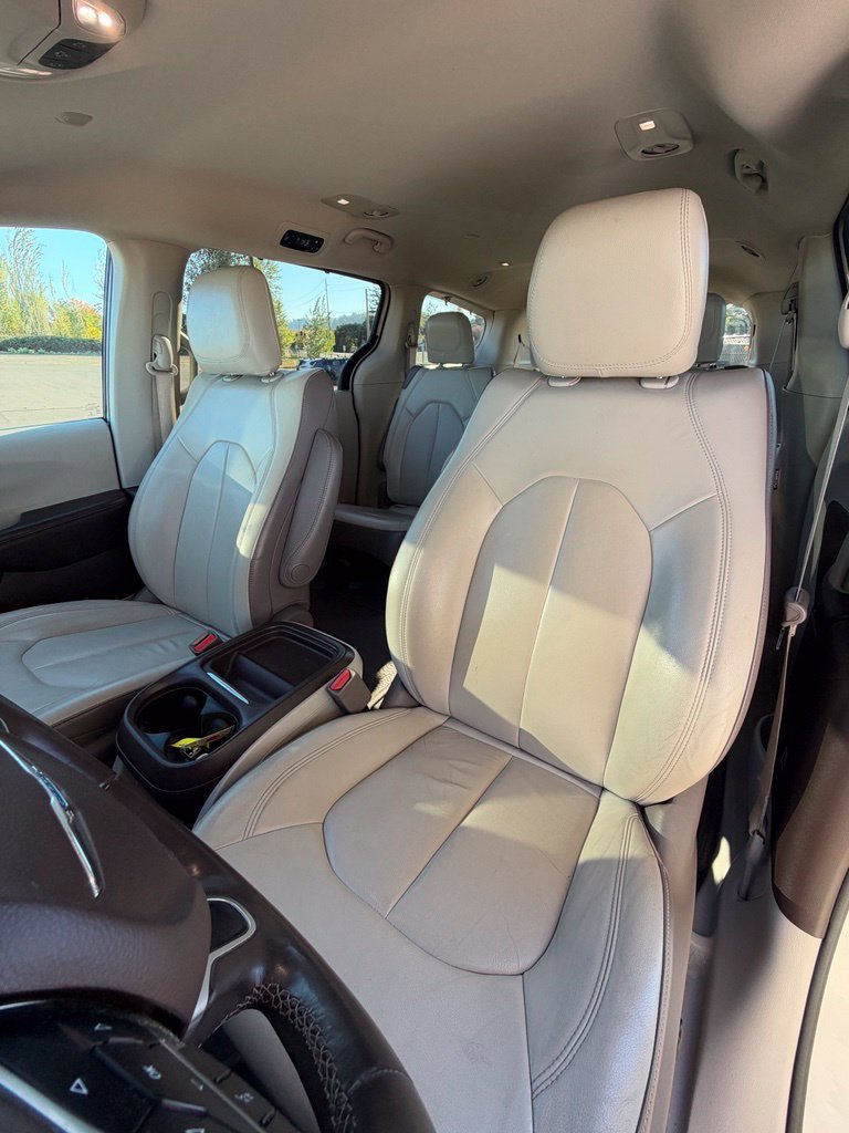 Used 2017 Chrysler Pacifica Touring-L FWD image 37