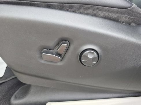Used 2024 Chrysler Pacifica Touring-L FWD image 24