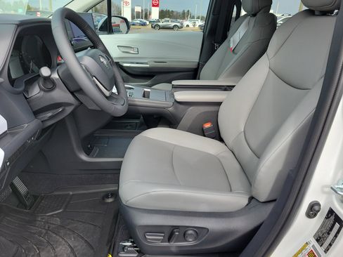 New 2026 Toyota Sienna XLE image 13