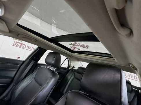 Used 2018 Chrysler 300 Limited w/ Safetytec Plus Group image 11