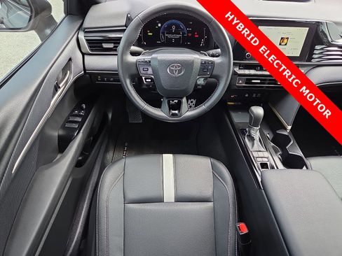 Used 2025 Toyota Camry SE w/ Convenience Package image 11