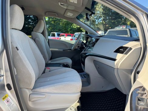 Used 2013 Toyota Sienna LE image 20