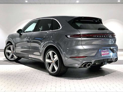 Used 2025 Porsche Cayenne S image 3