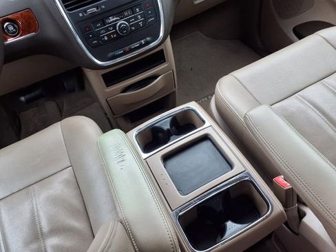 Used 2015 Chrysler Town & Country Touring w/ Driver Convenience Group FWD image 12