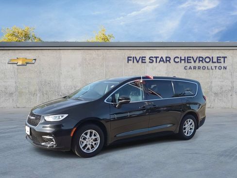 Used 2023 Chrysler Pacifica Touring-L FWD image 4
