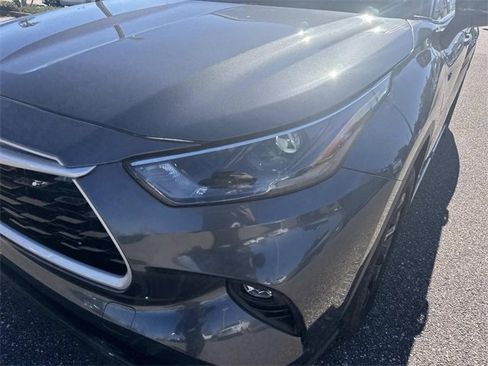 Used 2025 Toyota Highlander XLE image 10