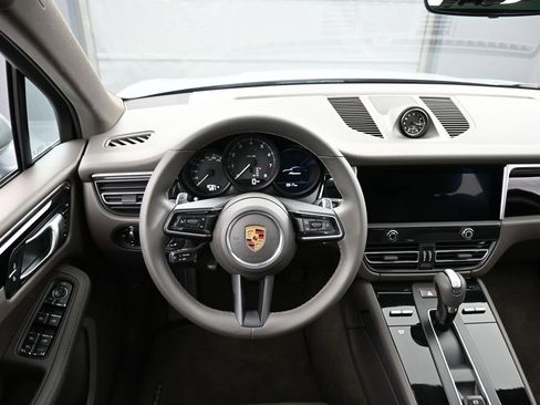 Certified 2022 Porsche Macan image 18