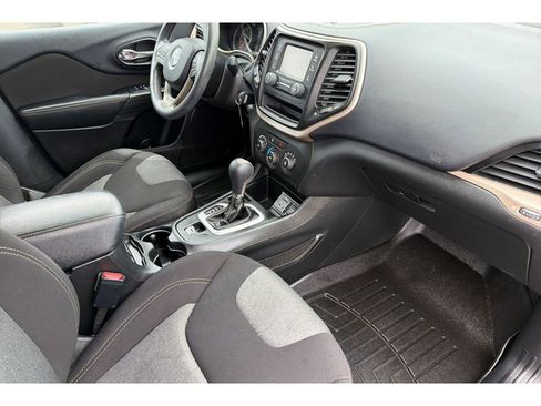 Used 2016 Jeep Cherokee Sport FWD image 18