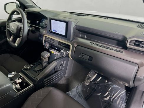 Certified 2025 Toyota Tacoma SR5 AWD/4WD image 25