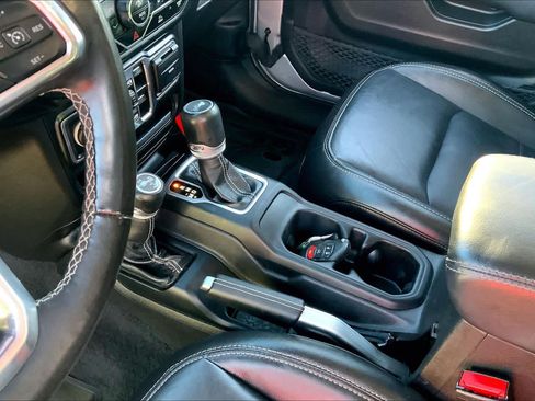 Used 2022 Jeep Wrangler Unlimited Sahara w/ Cold Weather Group AWD/4WD image 16