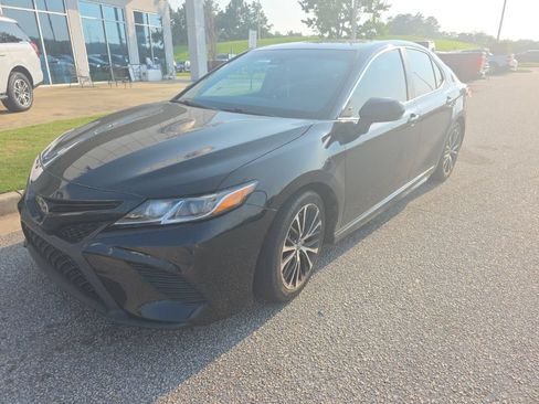 Used 2019 Toyota Camry SE FWD image 1