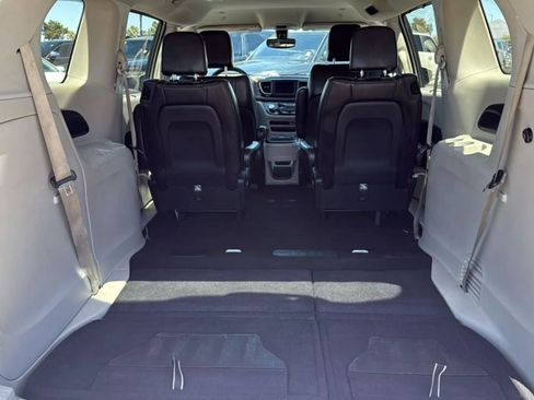 Used 2020 Chrysler Voyager Lxi image 8