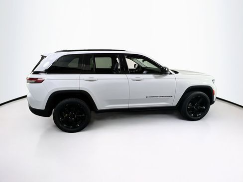 Used 2023 Jeep Grand Cherokee Limited w/ Black Appearance Package image 4