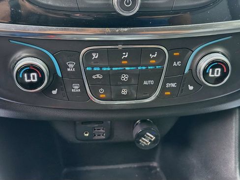 Used 2020 Chevrolet Traverse LT w/ LT Premium Package AWD/4WD image 18