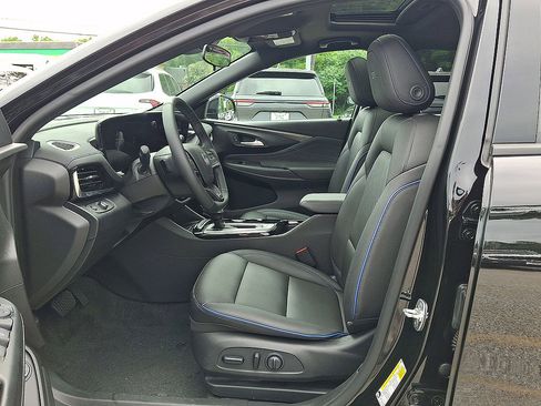 Used 2025 Buick Envista Sport Touring w/ Experience Buick Package FWD image 11