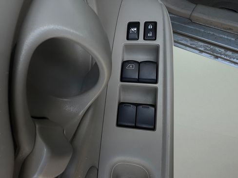 Used 2012 Nissan Versa SV FWD image 9