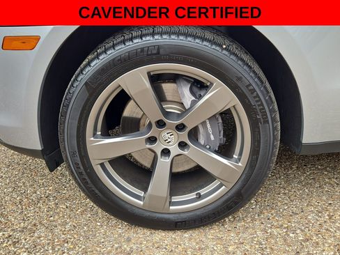 Used 2025 Porsche Macan AWD/4WD image 11