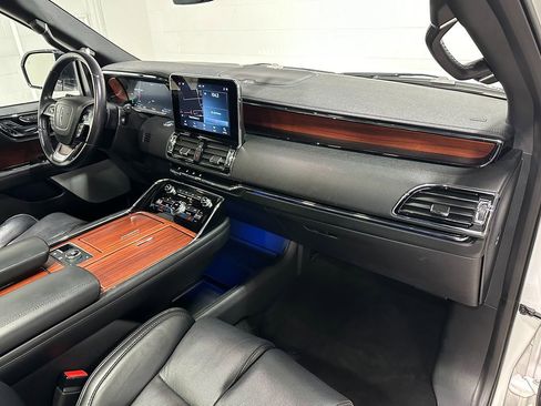 Used 2021 Lincoln Navigator Reserve w/ Luxury Package image 17