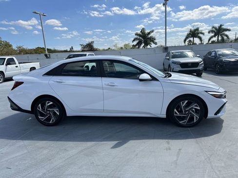 Used 2025 Hyundai Elantra SEL image 31