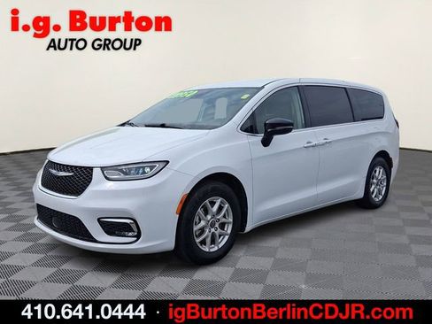 Used 2024 Chrysler Pacifica Touring-L FWD image 3