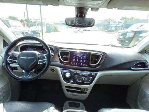 Used 2018 Chrysler Pacifica Touring-L FWD image 12