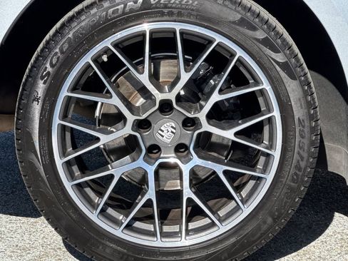 Used 2018 Porsche Macan AWD/4WD image 24