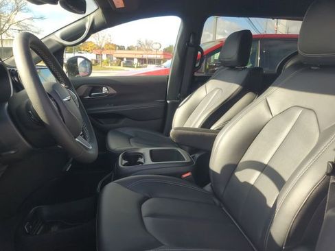 New 2026 Chrysler Pacifica Select image 10