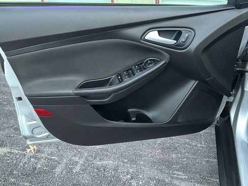 Used 2015 Ford Focus SE image 2