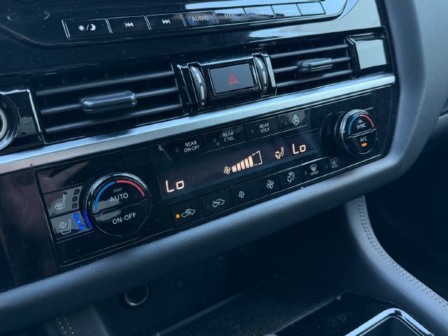 Used 2024 Nissan Pathfinder Platinum AWD/4WD image 23