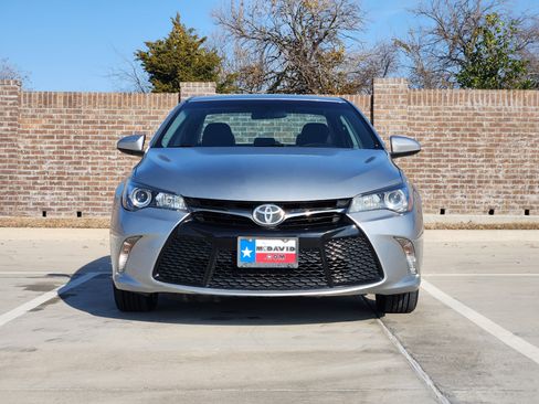 Used 2017 Toyota Camry SE image 2