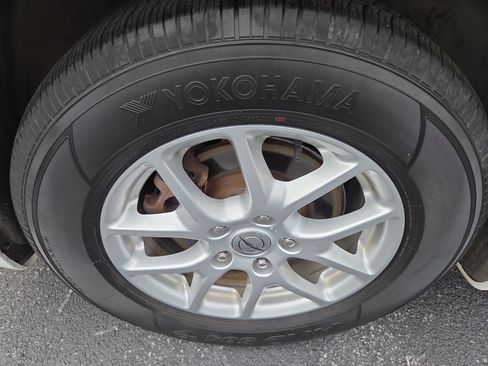 Certified 2022 Chrysler Voyager LX FWD image 11