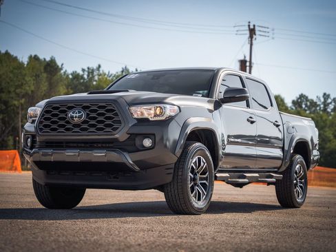 Used 2022 Toyota Tacoma TRD Sport w/ Technology Package RWD image 7