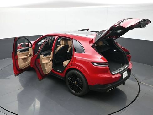 Certified 2024 Porsche Cayenne AWD/4WD image 28