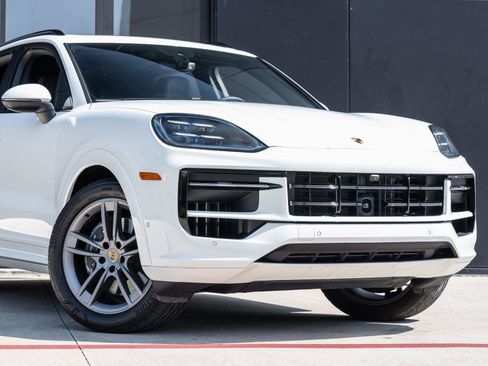 Used 2025 Porsche Cayenne image 9