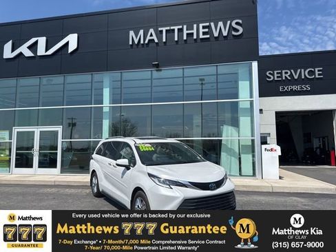 Used 2025 Toyota Sienna Limited AWD/4WD image 1