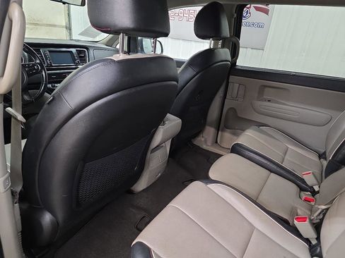Used 2019 Kia Sedona EX image 25