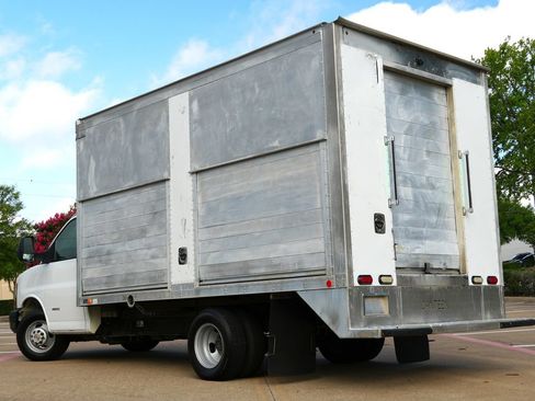 Used 2015 Chevrolet Express 4500 RWD image 5