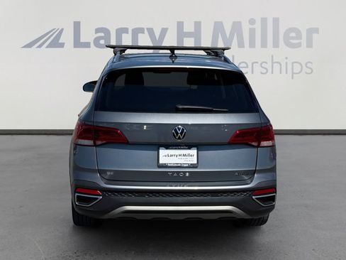 Used 2022 Volkswagen Taos SE w/ Panoramic Sunroof Package AWD/4WD image 4