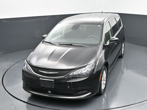 Used 2023 Chrysler Voyager LX image 27