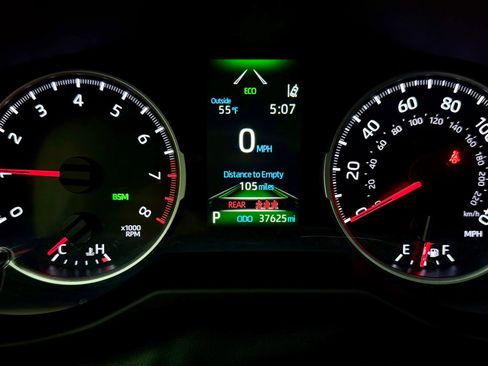 Used 2021 Toyota RAV4 LE image 11