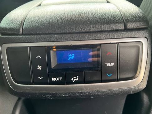 Used 2019 Toyota Highlander LE AWD/4WD image 15