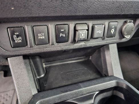 Used 2022 Toyota Tacoma Limited AWD/4WD image 22