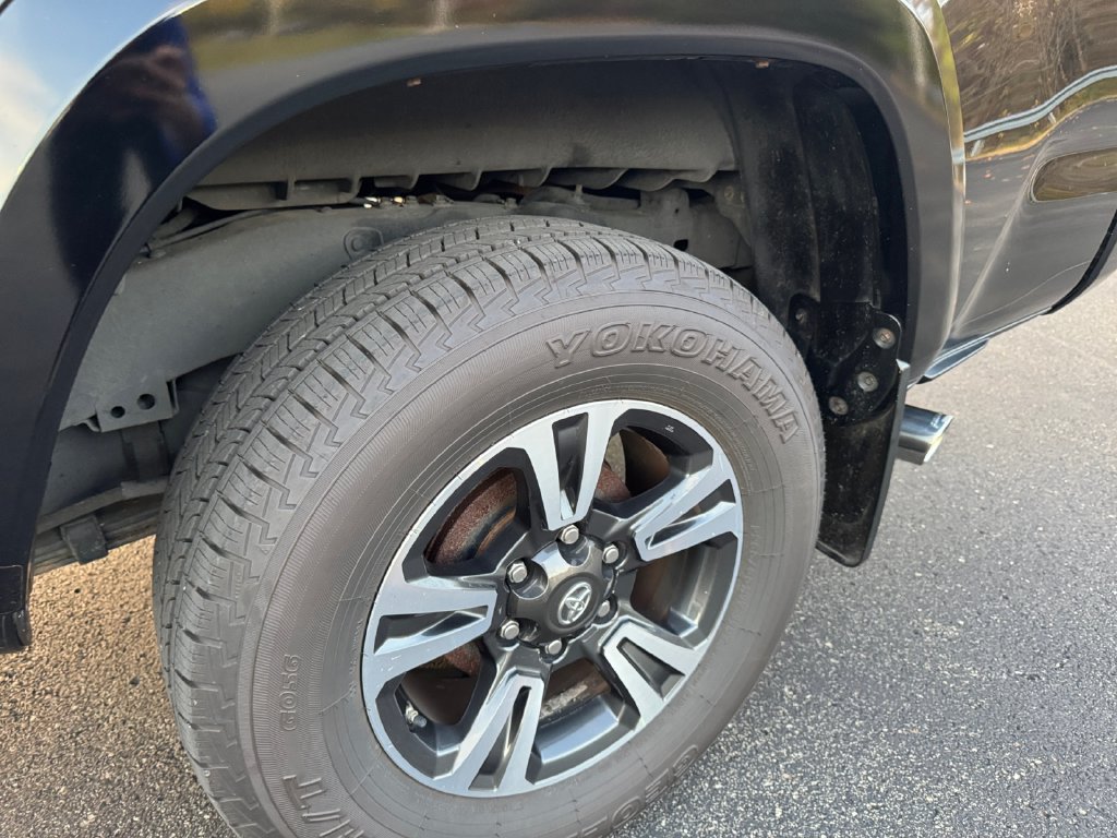 Used 2017 Toyota Tacoma TRD Sport w/ Tow Package AWD/4WD image 27
