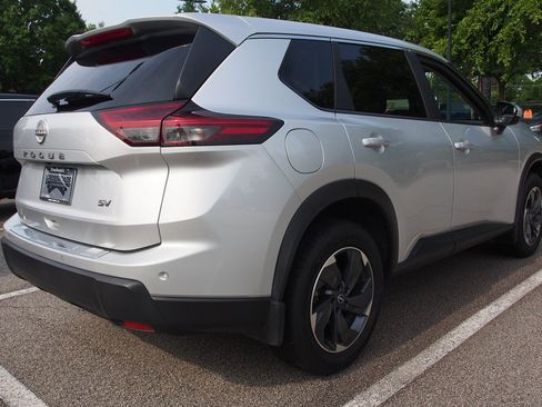 Used 2024 Nissan Rogue SV FWD image 7