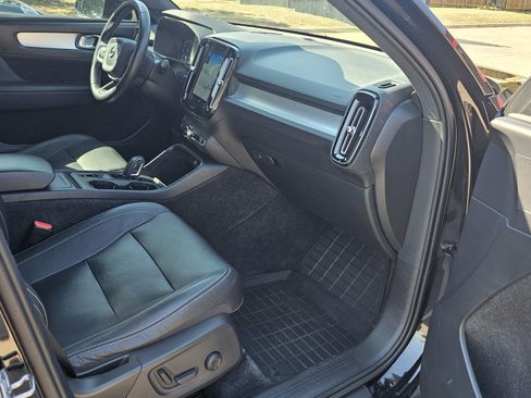 Used 2019 Volvo XC40 T5 Momentum image 31