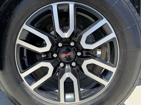 Used 2021 GMC Sierra 1500 AT4 w/ AT4 Value Package AWD/4WD image 9