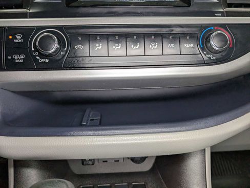 Used 2019 Toyota Highlander LE image 27