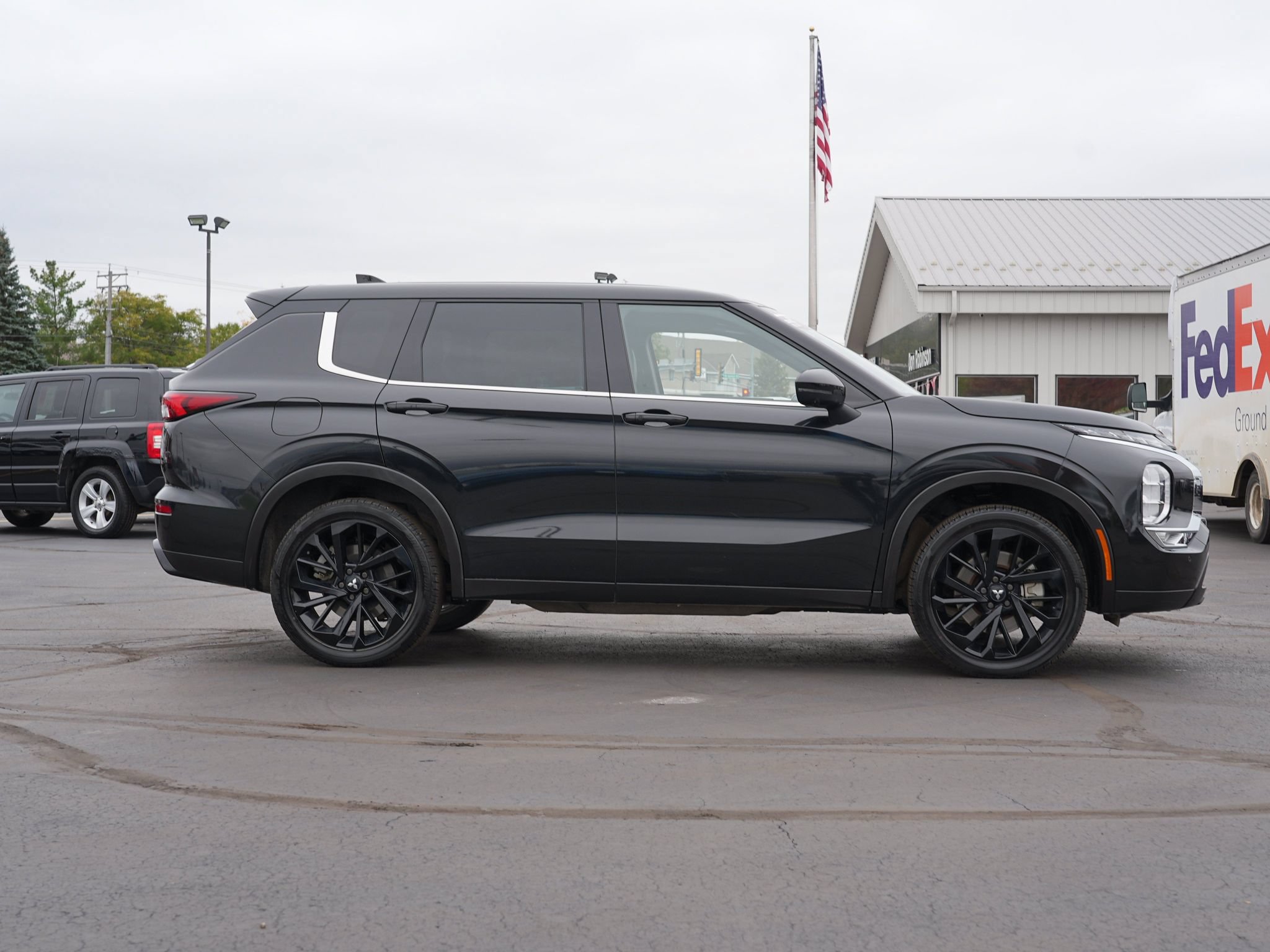 Used 2023 Mitsubishi Outlander SE Black Edition AWD/4WD image 2