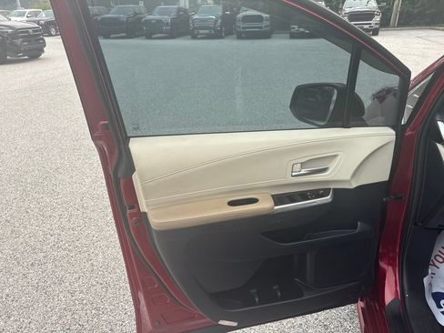 Used 2021 Toyota Sienna XLE FWD image 30