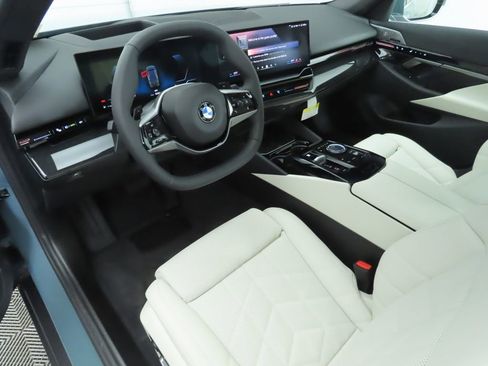Certified 2025 BMW 530i w/ Premium Package image 10